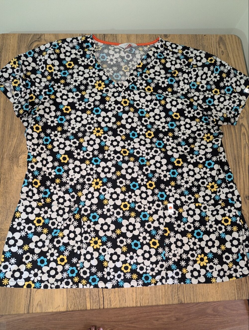 Women's XL Floral Daisy Print V-Neck Scrub Top in Black, White, Blue & Yellow
